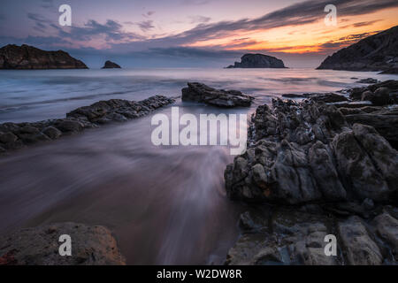 Flysch Bildung am Morgen mit High-speed Wave und Bunte sunrise, Playa de la Arnia, Kantabrien, Nordspanien Stockfoto