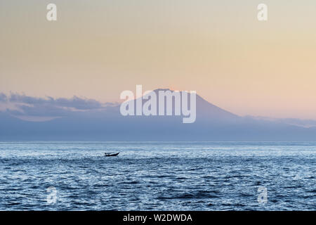 Mount Agung Vulkan im Sonnenaufgang, Blick vom Strand von Sanur in Bali, Indonesien Stockfoto
