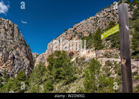 Wanderweg Zeichen, karst Felsformationen, Las Tajadas" in Rio Guadalope Canyon, Straßen Montoro de Mezquita Dorf, Sierra de Lastra, Organos Stockfoto