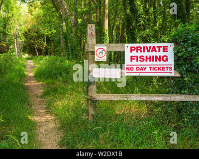 Private Angeln Keine Tageskarten und kein Hund Fouling Zeichen Auf einem Zaun durch einen öffentlichen Fußweg am Culverthorpe See In Lincolnshire Stockfoto