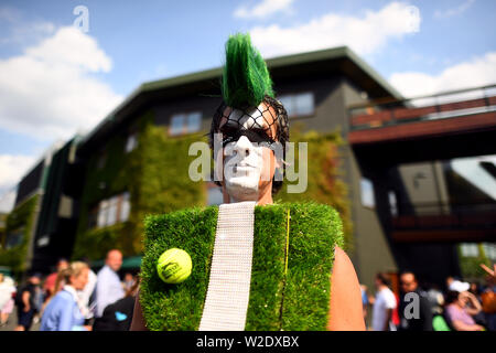 Ventilator Chris Fava gekleidet wie ein Tennisplatz am Tag sieben der Wimbledon Championships in der All England Lawn Tennis und Croquet Club, Wimbledon. Stockfoto