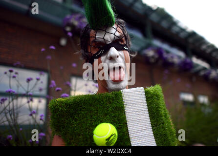 Ventilator Chris Fava gekleidet wie ein Tennisplatz am Tag sieben der Wimbledon Championships in der All England Lawn Tennis und Croquet Club, Wimbledon. Stockfoto