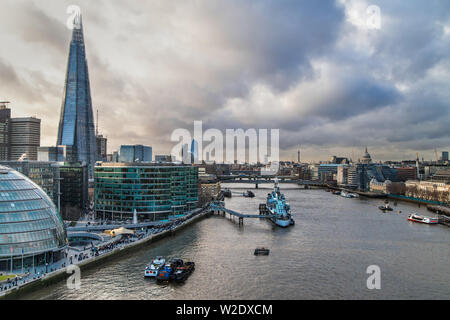 Blick nach Westen von der Oberseite der Tower Bridge in London, Vereinigtes Königreich. Stockfoto