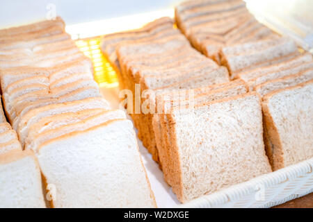 Brot Platz schieben in großen weißen Quadrat Schüssel am Thailand Resort. Stockfoto