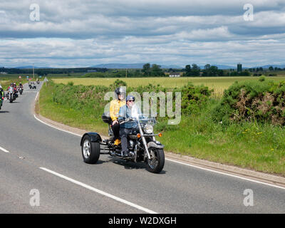 Harley Davidson Motorräder auf einer Landstraße in der Nähe von Friockheim in Angus als Teil der Brechin Harley Davidson in der Stadt treffen. Schottland, 6. Juli 2 Stockfoto