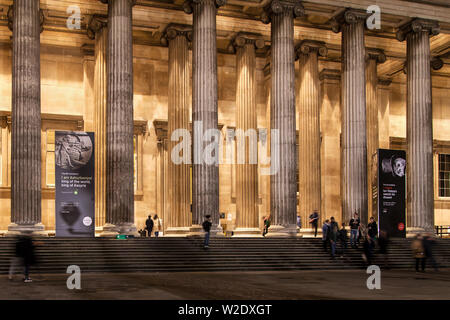 London, Großbritannien - 21 Dezember, 2019: Haupteingang des British Museum bei Nacht, London, Vereinigtes Königreich. Stockfoto