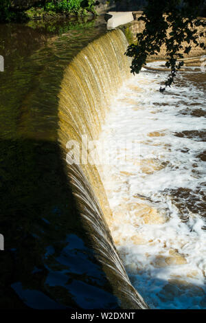 Wehr auf dem Fluss Mandel in Cramond, Edinburgh, Schottland, Großbritannien. Stockfoto