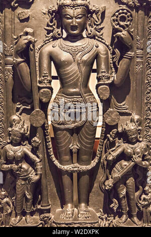 London, Großbritannien - 21 Dezember, 2019: Vishnu und seine Gemahlinnen Shri Devi und Bhu Devi im British Museum, London, Vereinigtes Königreich angezeigt. Stockfoto