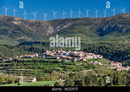 Windenergieanlagen über Sorita, Maestrat (Maestrazgo) Region, Provinz Castellón, Valencia, Spanien Stockfoto