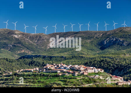 Windenergieanlagen über Sorita, Maestrat (Maestrazgo) Region, Provinz Castellón, Valencia, Spanien Stockfoto