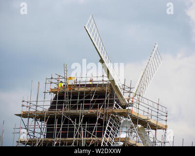 Brill, Aylesbury, Buckinghamshire, Großbritannien. 8. Juli 2019. Die Klasse-II 17. Jahrhundert post Mühle auf Brill hilltop erhält einen neuen Anstrich an einem sonnigen Perioden. Credit: Angela Swann/Alamy leben Nachrichten Stockfoto