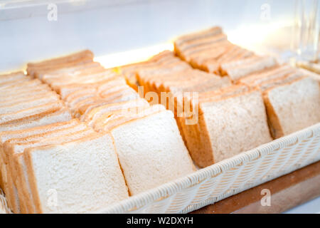 Brot Platz schieben in großen weißen Quadrat Schüssel am Thailand Resort. Stockfoto