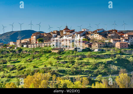 Windenergieanlagen über Sorita, Maestrat (Maestrazgo) Region, Provinz Castellón, Valencia, Spanien Stockfoto