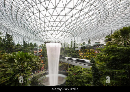 Blick auf die urbane Umgebung und Waldpflanzen im Jewel Changi Airport, Singapur. Stockfoto