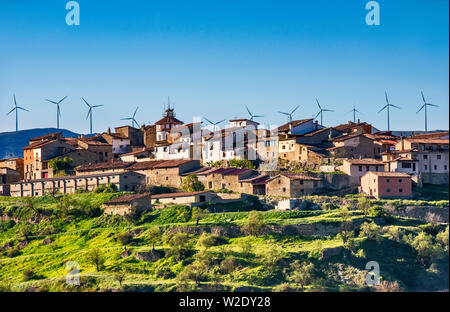 Windenergieanlagen über Sorita, Maestrat (Maestrazgo) Region, Provinz Castellón, Valencia, Spanien Stockfoto