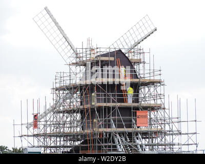 Brill, Aylesbury, Buckinghamshire, Großbritannien. 8. Juli 2019. Die Klasse-II 17. Jahrhundert post Mühle auf Brill hilltop erhält einen neuen Anstrich an einem sonnigen Perioden. Credit: Angela Swann/Alamy leben Nachrichten Stockfoto