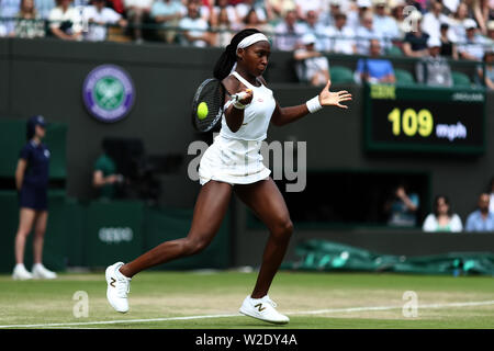 8. Juli 2019, den All England Lawn Tennis und Croquet Club, Wimbledon, England, Wimbledon Tennis Turnier, Tag 7; Cori Gauff (USA) mit einer Vorhand zu Simona Halep (ROM) Stockfoto