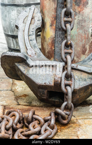 Große Rostige Anker auf Dock Detailansicht Stockfoto