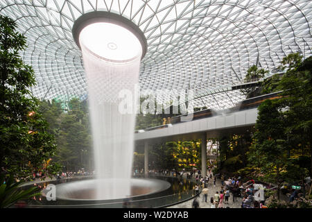 Blick auf die urbane Umgebung und Waldpflanzen im Jewel Changi Airport, Singapur. Stockfoto