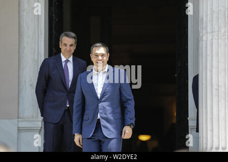 Athen, Griechenland. 8. Juli, 2019. Der ehemalige griechische Premierminister Alexis Tsipras (R) verlässt den Maximos Herrenhaus als der neugewählte Premierminister Kyriakos Mitsotakis sieht an an der Maximos Herrenhaus in Athen, Griechenland, 8. Juli 2019. Kyriakos Mitsotakis, der Führer der konservativen Partei Neue Demokratie, wurde am Montag als neuen Ministerpräsidenten Griechenlands Minister vereidigt Nach dem Gewinn der nationalen snap Wahlen. Mit Konservativen Kyriakos Mitsotakis in als Griechenland neue PM vereidigt. Credit: Lefteris Partsalis/Xinhua/Alamy leben Nachrichten Stockfoto