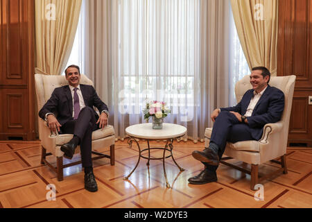 Athen, Griechenland. 8. Juli, 2019. Neu gewählte griechische Premierminister Kyriakos Mitsotakis (L) Gespräche mit ehemaligen Premierminister Alexis Tsipras an der Maximos Herrenhaus in Athen, Griechenland, 8. Juli 2019. Kyriakos Mitsotakis, der Führer der konservativen Partei Neue Demokratie, wurde am Montag als neuen Ministerpräsidenten Griechenlands Minister vereidigt Nach dem Gewinn der nationalen snap Wahlen. Mit Konservativen Kyriakos Mitsotakis in als Griechenland neue PM vereidigt. Credit: Lefteris Partsalis/Xinhua/Alamy leben Nachrichten Stockfoto