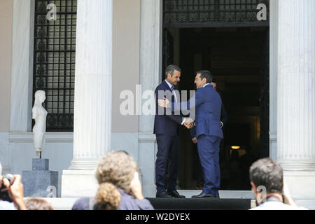 Athen, Griechenland. 8. Juli, 2019. Der ehemalige griechische Premierminister Alexis Tsipras (R) schüttelt Hand mit der neugewählte Premierminister Kyriakos Mitsotakis (L), der Führer der konservativen Partei Neue Demokratie, an der Maximos Herrenhaus in Athen, Griechenland, 8. Juli 2019. Kyriakos Mitsotakis, der Führer der konservativen Partei Neue Demokratie, wurde am Montag als neuen Ministerpräsidenten Griechenlands Minister vereidigt Nach dem Gewinn der nationalen snap Wahlen. Mit Konservativen Kyriakos Mitsotakis in als Griechenland neue PM vereidigt. Credit: Lefteris Partsalis/Xinhua/Alamy leben Nachrichten Stockfoto