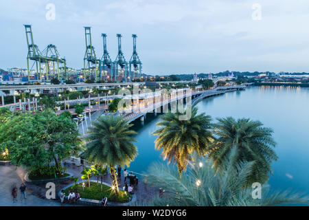 Singapur-26 Sep 2017: Singapur Sentosa Hafen Maschine mit Reflexion Nacht anzeigen Stockfoto