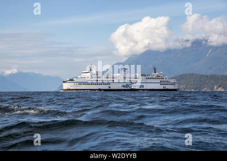 West Vancouver, British Columbia, Kanada - 21 April, 2019: Blick vom Wasser aus Perspektive der BC Ferries Boot verlassen der Horseshoe Bay Terminal durin Stockfoto