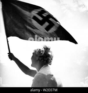 Eva Braun Collection (Album 2) - Frau winkte Nazi Flag Ca. 1930s oder 1940s Stockfoto