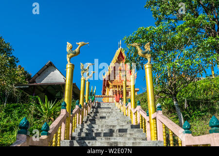 Ausblick auf Wat Pilok Tempel in Thong Pha Phum Nationalpark, Provinz Kanchanaburi, Thailand Stockfoto