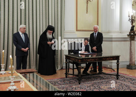 Athen, Griechenland. 8. Juli, 2019. Kyriakos Mitsotakis (2. R) ist in einer Zeremonie in der Presidential Villa in Athen, Griechenland, 8. Juli 2019 gesehen. Kyriakos Mitsotakis, der Führer der konservativen Partei Neue Demokratie, wurde am Montag als neuen Ministerpräsidenten Griechenlands Minister vereidigt Nach dem Gewinn der nationalen snap Wahlen. Credit: Lefteris Partsalis/Xinhua/Alamy leben Nachrichten Stockfoto