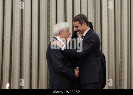 Athen, Griechenland. 8. Juli, 2019. Kyriakos Mitsotakis (R) schüttelt Hände mit griechischen Präsidenten Prokopis Pavlopoulos im Presidential villa in Athen, Griechenland, 8. Juli 2019. Kyriakos Mitsotakis, der Führer der konservativen Partei Neue Demokratie, wurde am Montag als neuen Ministerpräsidenten Griechenlands Minister vereidigt Nach dem Gewinn der nationalen snap Wahlen. Credit: Lefteris Partsalis/Xinhua/Alamy leben Nachrichten Stockfoto