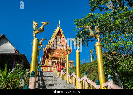 Ausblick auf Wat Pilok Tempel in Thong Pha Phum Nationalpark, Provinz Kanchanaburi, Thailand Stockfoto