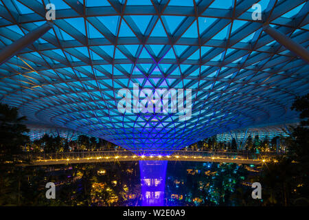Nachtbeleuchtung Rain Vortex, größte und höchste Indoor-Wasserfall-Architektur, Jewel Changi Airport, Singapur. Stockfoto