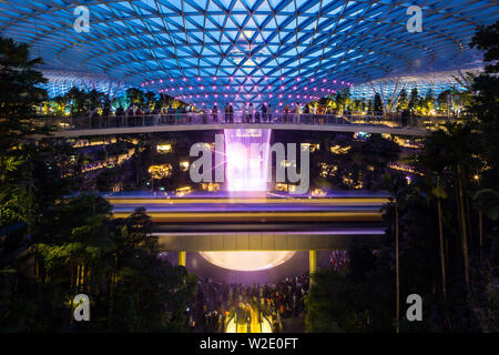 Nacht Nacht Show in Jewel Changi Airport, Singapur Stockfoto