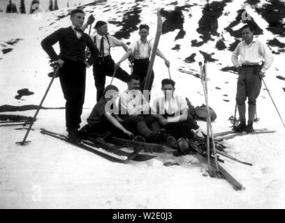 Eva Braun Fotos (Album 31) - Bein Skiefahrem und der Badenselmeid - Ski Party Stockfoto