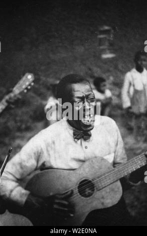 Stavin' Kette Gitarre spielen und singen die Ballade "Batson, 'Lafayette, La. Juni 1934 Stockfoto