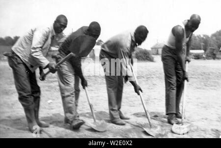 Afrikanische amerikanische Sträflinge arbeiten mit Schaufeln kann. 1934 Stockfoto