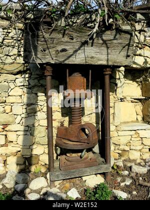 Ruinen einer alten Ölmühle in Kato Moulia, Kreta, Griechenland. Stockfoto