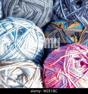 Close-up of colourful balls of wool on the sales stand of a flea market, background Stockfoto