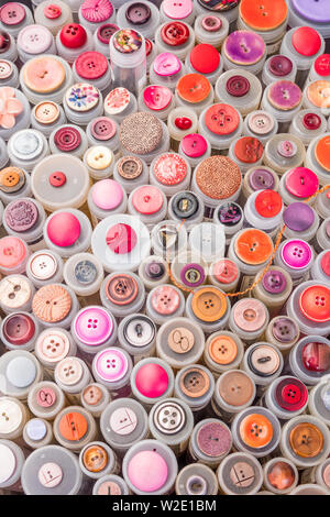 In der Nähe der bunten Garnen Rollen auf dem Verkaufsstand von einem Flohmarkt, Hintergrund Stockfoto