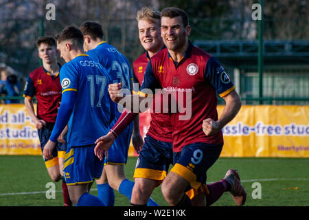 CARDIFF, VEREINIGTES KÖNIGREICH. 10. Feb 2019. Cardiff Met FC Vorwärts Adam Roscrow feiert Nachdem Sie gegen Cefn Druiden in der Welsh Premier League. © Foto Matthew Lofthouse - freier Fotograf Stockfoto