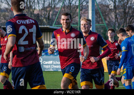 CARDIFF, VEREINIGTES KÖNIGREICH. 10. Feb 2019. Cardiff Met FC Vorwärts Adam Roscrow feiert Nachdem Sie gegen Cefn Druiden in der Welsh Premier League. © Foto Matthew Lofthouse - freier Fotograf Stockfoto