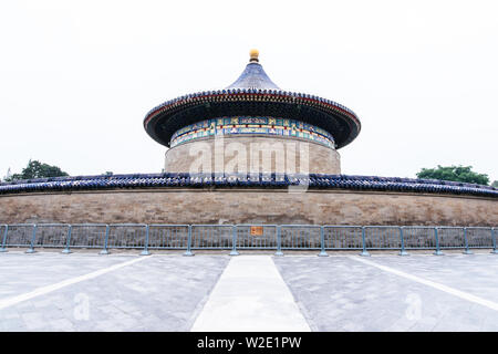 Die kultigen Hot-spot Ansehen von Reisenden zu Fuß das Meer rund um Imperial Gewölbe des Himmels, Huangqiongyu im Tempel des Himmels in Peking, China. Stockfoto