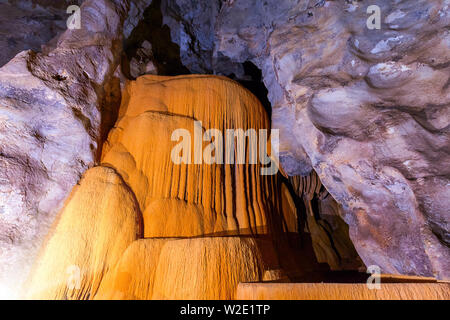 Höhle bunte Stalaktiten und Stalagmiten in Thailand Stockfoto