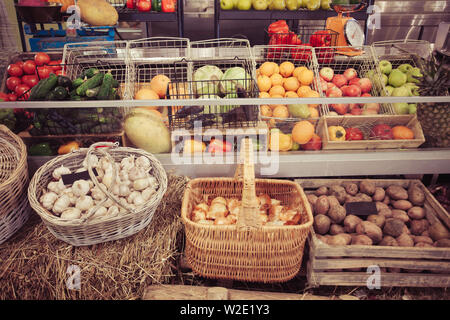 Auswahl an frischem Obst und Gemüse in Kisten Stockfoto