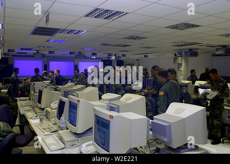 Innerhalb der 32 AOG (Air Operations Group) Air Operations Center der Air Base Ramstein, Deutschland. Das Herz aller operativen Hinrichtungen in der Europäischen Theater wird von hier aus. Dies wird die Herzen der UNION FLASH 01 Übung sein. Die usafe (US Air Force in Europa) geförderte Übung UNION FLASH 01 der Joint Force Air Component Commander zu trainieren, die Gemeinsame Air Operations Center und der US Army Europe (USAREUR) Battlefield Koordinierung Element mittels Computersimulation und State-of-the-art Software Programme in der Kunst des Krieges Planung und Ausführung. Stockfoto
