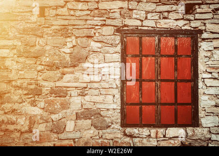 Alte Fenster in eine Wand, Geschlossene Fensterläden aus Metall Stockfoto