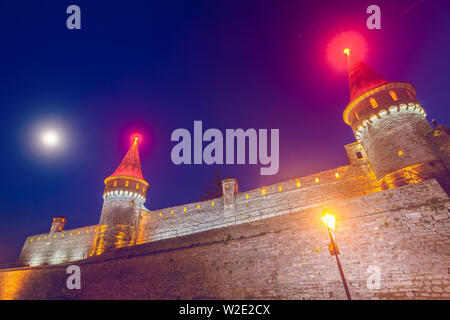 Blick auf die Burg in Kamianets Podilskyi in der Nacht. Die Ukraine Stockfoto