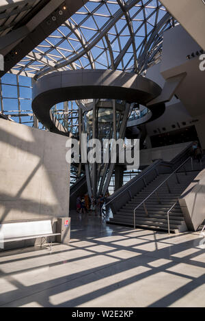 Innere Struktur der Zusammenfluss Museum, Science Center und das Museum für Anthropologie, das im Jahr 2014 eröffnete, Lyon, Frankreich Stockfoto